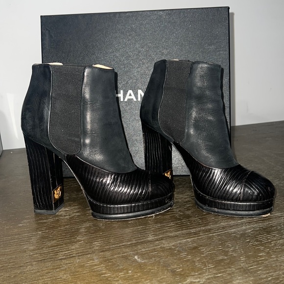 CHANEL black leather & suede platform boots w/capped toe, block heel & CC logo - Picture 3 of 10